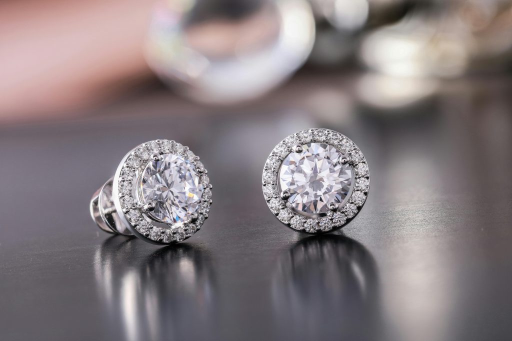 Luxurious diamond earrings with sparkling stones, showcasing elegance and style.